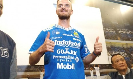 Persib Bandung memperkenalkan pemain asing anyar asal Slovenia, Rene Mihelic di Graha Persib, Jalan Sulanjana, Kota Bandung, Selasa (7/5). 