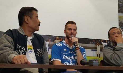 Persib Bandung memperkenalkan pemain asing anyar asal Slovenia, Rene Mihelic di Graha Persib, Jalan Sulanjana, Kota Bandung, Selasa (7/5). 