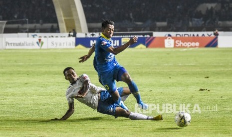 Persib Bandung Menang. Gelandang Persib Bandung Febri Hariyadi berusaha melewati hadangan pemain PSIS Semarang dalam laga lanjutan Liga 1 2019 di Stadion Si Jalak Harupat, Kabupaten Bandung, Rabu (6/11).