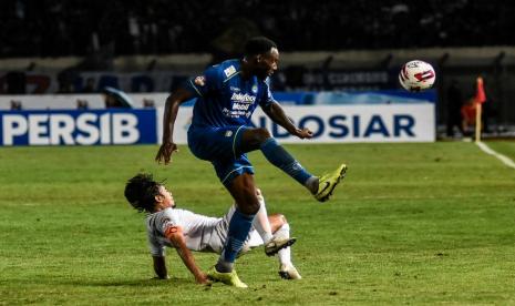 Persib Bandung Menang. Penyerang Persib Bandung Geoffrey Castillion (kanan) mencoba mengontrol bola pada pertandingan Shopee Liga 1 2020 di Stadion Si Jalak Harupat, Kabupaten Bandung, Ahad (15/3).