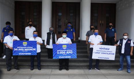 Persib Bandung menyerahkan bantuan berupa alat kesehatan melalui Pemerintah Kota Bandung di Balai Kota Bandung, Jalan Wastukencana, Kota Bandung, Rabu (20/5).