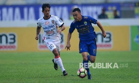 Pemain Persib Bandung Shohei Matsunaga (kanan).