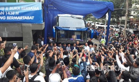 Persib luncurkan bus baru untuk pemain, di Graha Persib Jalan Sulanjana, Bandung, Jumat (2/6).