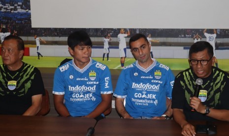 Persib memperkenalkan dua pemain baru, Achmad Jufriyanto (dua dari kiri) dan Artur Gevorkyan (tiga dari kiri) di Graha Persib, Jalan Sulanjana, Kota Bandung, Kamis (18/4).