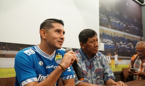 Persib perkenalkan pemain baru, Esteban Vizcarra di Graha Persib, Jalan Sulanjana, Kota Bandung, Jumat (18/1).