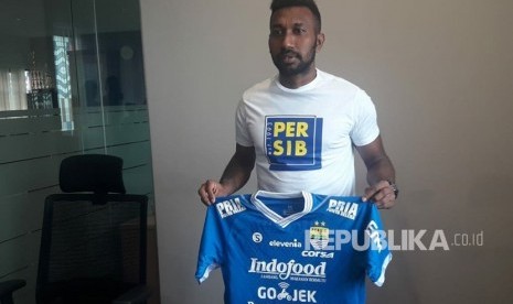 Persib resmi memperkenalkan Patrich Wanggai di Graha Persib, Jalan Sulanjana, Bandung, Senin (16/7).