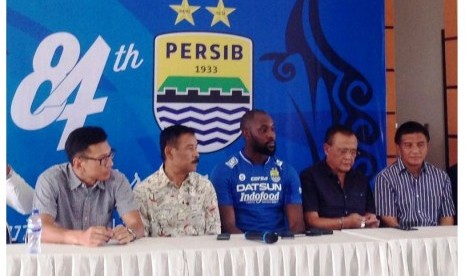 Persib resmi memperkenalkan pemain asing baru, Carlton Cole di Graha Persib, Kamis (30/3). Eks penyerang Chelsea ini akan memperkuat Maung Bandung pada kompetisi Liga 1.