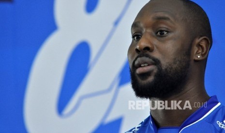 Persib resmi memperkenalkan pemain asing baru, Carlton Cole saat konferensi pers di Graha Persib, Jalan Sulanjana, Kota Bandung, Kamis (30/3).