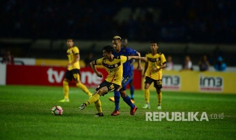 Gelandang serang Persib Raphael Maitimo (biru) mengejar pemain Barito Putera Gavin Kwan Adsit.