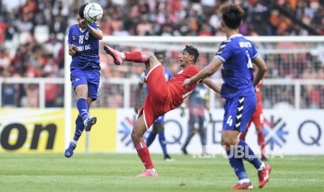 Persija Ditahan Imbang Becamex. Pesepak bola Persija Jakarta Bruno Matos (tengah) berebut bola dengan pesepak bola Becamex Binh Duong Tran Huu Dong Trieu (kiri) pada pertandingan Grup G Piala AFC 2019 di Stadion Utama Gelora Bung Karno, Jakarta, Selasa (26/2/2019). 