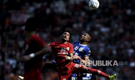 Persija Ditahan Imbang Becamex. Pesepak bola Persija Jakarta Rohit Chand (kiri) berebut bola di udara dengan pesepak bola Becamex Binh Duong Wander Luiz Dias (kanan) pada pertandingan Grup G Piala AFC 2019 di Stadion Utama Gelora Bung Karno, Jakarta, Selasa (26/2/2019). 