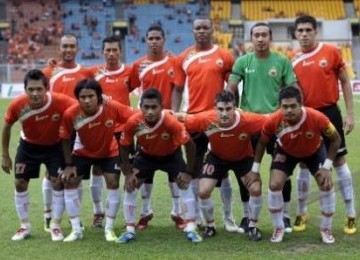 Persija Jakarta, yang dikapteni striker Bambang Pamungkas (kanan), merupakan salah satu klub yang memilih bertahan dan sudah melakoni laga perdananya di Liga Super Indonesia (ISL) 2011/2012.