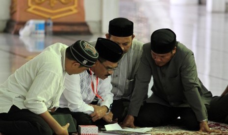 Bakal Calon (Balon) bupati Aceh Utara Muhammad Thayeb (kedua kiri) dari Partai Aceh berlatih membaca Alquran menjelang uji baca Alquraan di Masjid Agung Baiturrahim Lhoksukon, Aceh Utara, Provinsi Aceh, Selasa (27/9). 