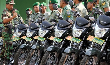 Personel Babinsa TNI AD mendengar arahan saat menerima jatah sepeda motor alokasi khusus Kodam Iskandar Muda di Makodim 0103 Aceh Utara, Aceh, Selasa (4/3).