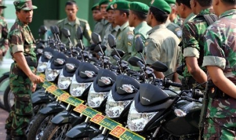 Personel Babinsa TNI AD mendengar arahan saat menerima jatah sepeda motor alokasi khusus