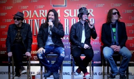 Personel band asal Amerika Serikat, Guns N' Roses: Tommy Stinson (bas), Ron Thal (Gitar), Daren Jay Ashba (gitar) dan Dizzy Reed (gitar) minus Axl Rose (vokalis) menghadiri konferensi pers jelang konser Guns N' Roses di Hotel Mulia, Jakarta, Jumat, (14/12)