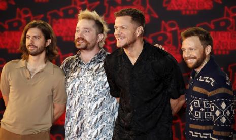 Personel band asal AS, Imagine Dragons, tiba di lokasi acara NRJ Music Awards 2021 di  Palais des Festivals, Cannes, Prancis, 20 November 2021. Imagine Dragons menghibur para penulis yang sedang mogok kerja di depan kantor pusat Netflix, Los Angeles, AS, Selasa (9/5/2023).