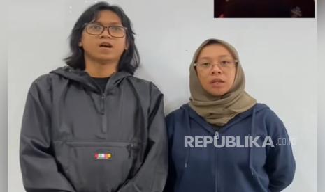 Personel band Sukatani. Para musisi menyampaikan dukungannya kepada band Sukatani yang memutuskan untuk menarik lagunya berjudul Bayar Bayar Bayar.