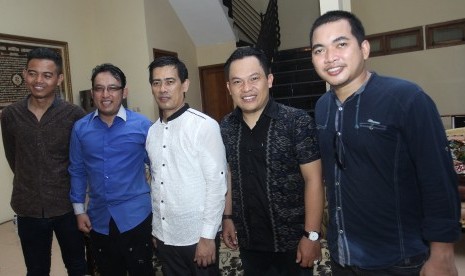  Personel band Wali berpose setelah konser bersama Achmad Rifai