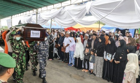 National Search and Rescue Agency (Basarnas), TNI and National Police personnel carry the coffin of Lion Air JT 610 crash victims at cargo terminal of Depati Amir Airport, Pangkalpinang, Bangka Belitung, Wednesday (Nov 7). 