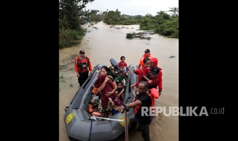 Personel Basarnas Kendari mengevakuasi korban banjir bandang di wilayah terisolir yang terjebak di atap rumahnya di Desa Tanggawuna, Konawe, Sulawesi Tenggara, Minggu (9/6/2019). 