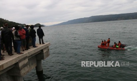 Personel Basarnas melakukan pencarian korban KM Sinar Bangun yang tenggelam di Danau Toba, Simalungun, Sumatra Utara, Selasa (19/6).