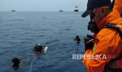 Personel Basarnas melakukan penyelaman untuk mencari korban pesawat Lion Air bernomor penerbangan JT-610 rute Jakarta-Pangkal Pinang yang jatuh di laut utara Karawang, Jawa Barat, Senin (29/10/2018).