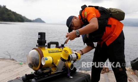 Personel Basarnas menyiapkan peralatan selam untuk mencari korban pesawat Lion Air bernomor penerbangan JT-610 rute Jakarta-Pangkalpinang yang jatuh di laut utara Karawang, Jawa Barat, Senin (29/10/2018). 