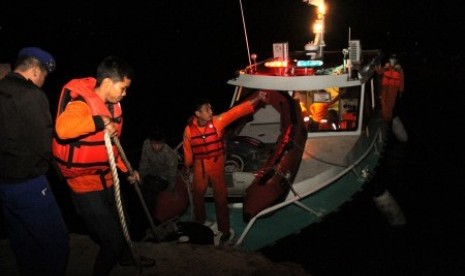 Personel Basarnas merapatkan kapal usai melakukan pencarian penumpang korban tenggelamnya Kapal KM Sinar Bangun di perairan Danau Toba di Dermaga Tigaras, Simalungun, Sumatra Utara, Selasa (19/6) dini hari. KM Sinar Bangun yang diperkirakan membawa puluhan penumpang tenggelam di Danau Toba, Sumatra Utara, Senin (18/6) sekira pukul 17.30 WIB. 