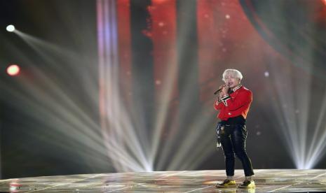 Personel Big Bang Taeyang (Dong Young-Bae) tampil di Melon Music Awards 2014, Olympic Park Gymnastics Stadium, Outdoor Stage, Seoul, Korea Selatan, 13 November 2014.