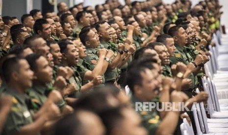 Personel Bintara Pembina Desa (Babinsa) yang hadir dalam Apel Besar Babinsa, menyanyikan mars Babinsa sebelum mendengarkan arahan dari Presiden Joko Widodo di Hanggar KFX PT DI di Bandung, Jawa Barat, Selasa (17/7). 