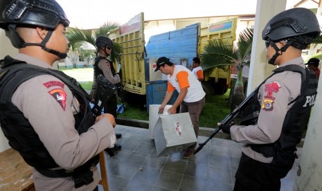 Polisi mengamankan pendistribusian logistik pilkada serentak (ilustrasi) 