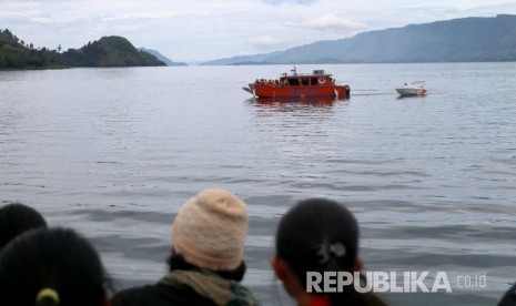 Personel BNPB melakukan pencarian korban KM Sinar Bangun yang tenggelam di Danau Toba, Simalungun, Sumatera Utara, Rabu (20/6).