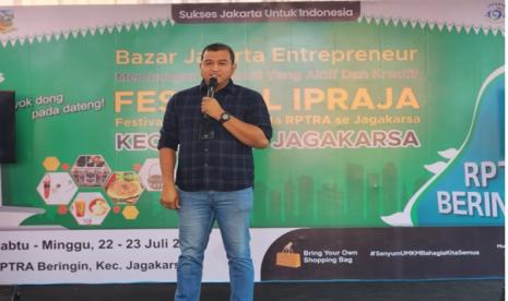 Personel BP Jamsostek Jakarta Cilandak menyosialisasikan program perlindungan ketenagakerjaan