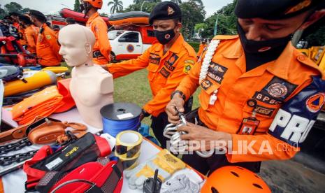 Personel BPBD Kabupaten Bogor mengecek alat perlengkapan kebencananaan saat apel Kesiapsiagaan Antisipasi Bencana Alam di Lapangan Tegar Beriman, Cibinong, Kabupaten Bogor, Jawa Barat, Rabu (10/11/2021). Apel tersebut guna meningkatkan kesiapsiagaan menghadapi ancaman bencana alam seperti banjir, longsor dan puting beliung memasuki musim hujan di wilayah Bogor. 