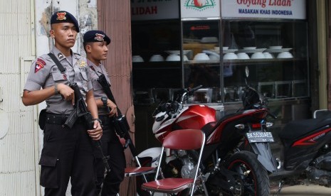 Personel Brimob berjaga di lokasi bekas bentrokan antar organisasi kepemudaan (OKP), di Jalan M.H Thamrin, Medan, Sumatera Utara, Senin (1/2). 