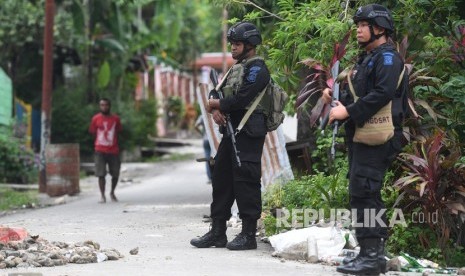 Personel Brimob berjaga di sekitar Asrama Mahasiswa Nayak Abepura di Kota Jayapura, Papua, Ahad (1/9/2019).