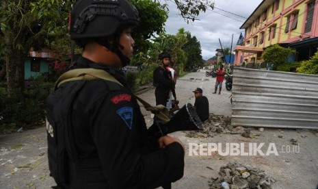 Personel Brimob berjaga di sekitar Asrama Mahasiswa Nayak Abepura di Kota Jayapura, Papua, Ahad (1/9/2019). 