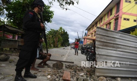 Personel Brimob berjaga di sekitar Asrama Mahasiswa Nayak Abepura di Kota Jayapura, Papua, Ahad (1/9/2019). 