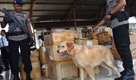 Personel Brimob bersama anjing pelacak melakukan pengamanan / Ilustrasi 