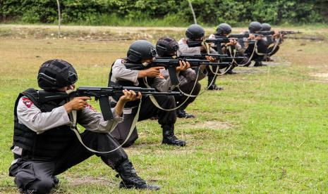 Personel Brimob Kompi 1 Batalyon B Pelopor Satbrimob Polda Aceh tengah menggelar latihan. 