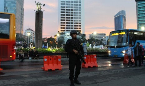 Personel Brimob melakukan pengamanan di kawasan Bundaran HI, Jakarta, Minggu (31/12). Pengamanan malam pergantian tahun itu guna memberikan kenyamanan kepada masyarakat dan memastikan keamanannya.