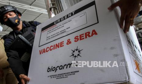 Ilustrasi. Personel Brimob membantu menurunkan vaksin COVID-19 Sinovac saat tiba di gudang dinas kesehatan. DIY telah menirima 25.340 dosis vaksin Covid-19, Selasa (5/1).