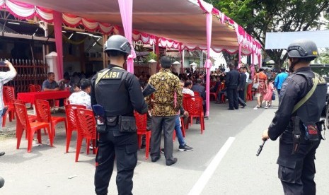 Personel Brimob mengamankan ibadah di Gereja BNKP Kota Padang, Sumatra Barat, Ahad (13/5). Menkumham Yasonna Laoly akan meresmikan pembangunan gereja tersebut.