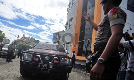  Personel Brimob mengawal jalannya proses evakuasi mobil sitaan oleh penyidik KPK di DPP PKS, Jakarta, Rabu (15/5).  (Republika/Edwin Dwi Putranto)