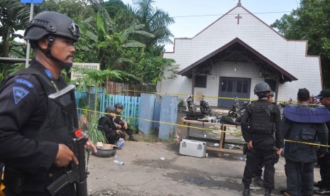 Personel Brimob Polda Kaltim mengamankan lokasi ledakan bom di Gereja Oikumene Kecamatan Loa Janan Ilir, Samarinda, Kalimantan Timur, Minggu (13/11). 