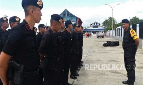 Personel Brimob Polda Sulawesi Tenggara melakukan apel di Pelabuhan Murhum untuk membantu pengamanan keributan di Buton, Baubau, Buton, Sulawesi Tenggara, Jumat (7/6/2019). 