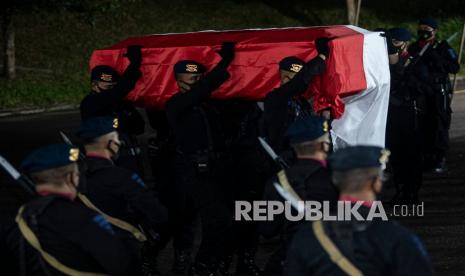 Personel Brimob Polda Sumatera Selatan mengusung peti jenazah personel Batalyon C Res III Pas Pelopor Korbrimob Polri Bharada I Komang Wira Natha saat tiba di terminal kargo Bandara Internasional Sultan Mahmud Badaruddin (SMB) II Palembang, Sumatera Selatan, Rabu (28/4/2021). Anggota Satgas Nemangkawi Bharada I Komang Wira Natha tersebut gugur akibat tertembak oleh Kelompok Separatis dan Teroris (KST) Papua di Kampung Makki, Distrik Ilaga Utara, Kabupaten Puncak, Papua pada Selasa (27/4) lalu. 