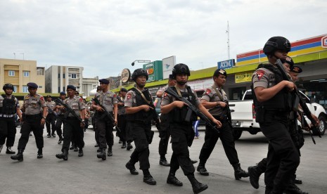 Personel Brimob Polda Sumut berjaga di kawasan terjadinya perusakan pos sekuriti di perumahan elit Cemara Asri Medan, Sumatera Utara, Senin (4/2/2019).