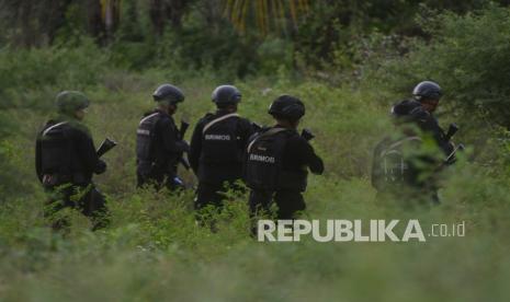 Personel Brimob Polri melakukan penyisiran pada lokasi yang diduga menjadi lokasi persembunyian saat melakukan pengejaran terhadap terduga teroris, (ilustrasi).